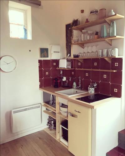 une cuisine avec un évier et un plan de travail dans l'établissement Le Domaine des Courts Champs, à Saint-Philbert-des-Champs