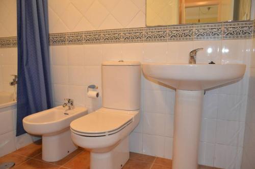 y baño con aseo y lavamanos. en Luxury Apartment in Marina de Isla Canela- Beach Front, en Huelva