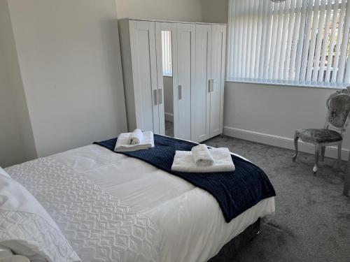 M1Link 3 bed house up to 7 people free parking, wifi, M1, transport links, enclosed L garden