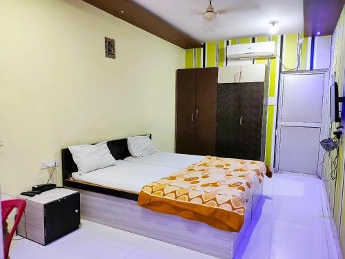 STAYMAKER Madhuwan Heights في Bokāro: غرفة نوم بسرير في غرفة