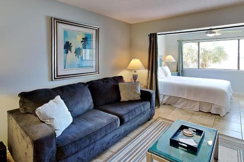 sala de estar con sofá y cama en Sunset Harbor 2-204 - Latitude Adjustment, en Navarre