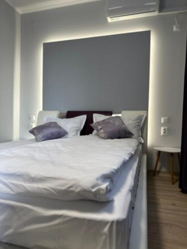 Postel nebo postele na pokoji v ubytování Utopia Apartment 4, by LMG