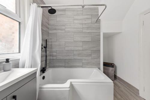 Ванна кімната в Beautifully Modern 2-Bed Apartment w/garden