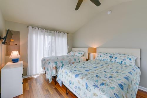 1 dormitorio con 2 camas y ventana en Cape May Vacation Rental with Panoramic Ocean Views!, en Cape May Court House