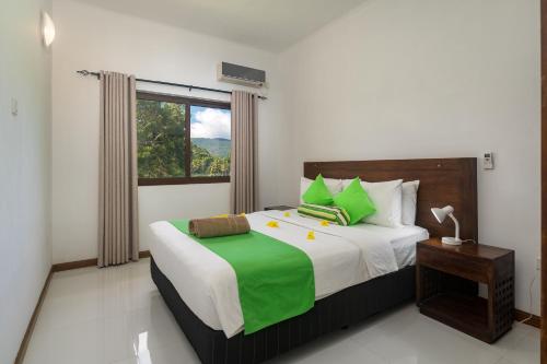una camera con un grande letto e una finestra di Kanasuk Self catering Apartments a Baie Lazare Mahé