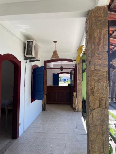 um corredor de uma casa com uma porta e uma televisão em Pousada Brisamar Paraty em Paraty
