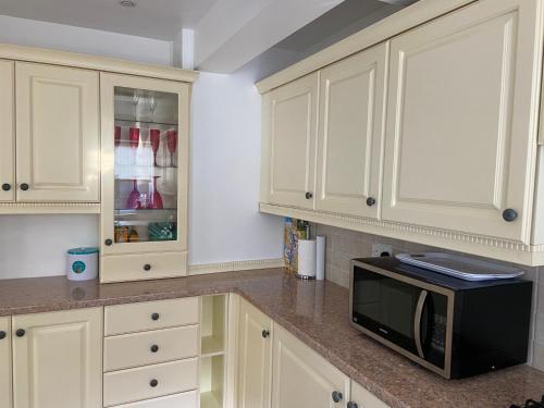 Η κουζίνα ή μικρή κουζίνα στο Aylesbury Manor