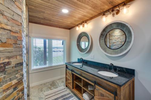 ホット・スプリングスにあるDecks and Lake Views Waterfront Hot Springs Home!の洗面台が2つと鏡が2つあるバスルーム