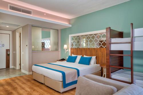 シダにあるSide Crown Sunshine Ultra All Inclusiveのベッドルーム1室(ベッド1台、二段ベッド1組付)