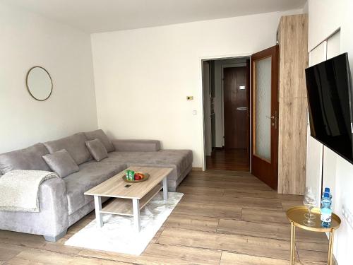 sala de estar con sofá y mesa en Apartment Vienna - Contactless Check-In, en Viena