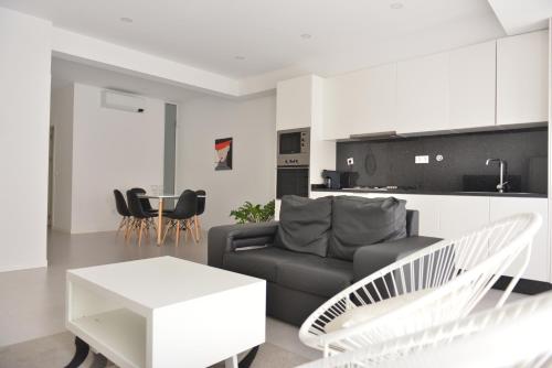 uma sala de estar com um sofá e uma mesa em Duarte Apartments - Lux em Mindelo