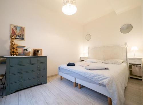 トロワにあるLe Chat De La Cathédrale - Calme - Jardin - Wifiのベッドルーム(青いドレッサー、ベッド1台付)