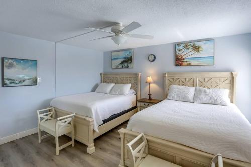 - une chambre avec 2 lits et un ventilateur de plafond dans l'établissement 440 West, Unit 1208N, à Clearwater Beach