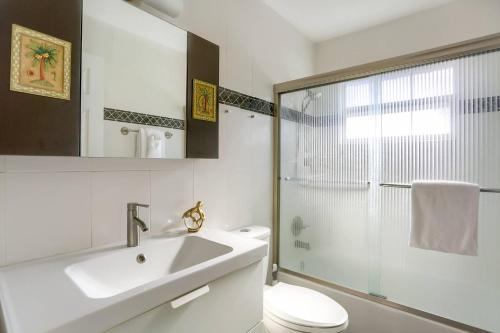 Ένα μπάνιο στο Poolside Paradise