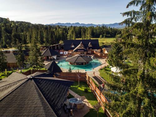 una vista aérea de un complejo con piscina en Tiny House w Camp Gorący Potok en Szaflary