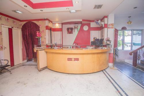 una grande stanza con bar al centro di OYO Hotel Chitra a Alīpur Duār