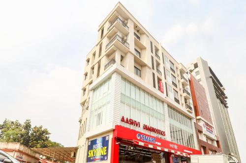 ラーンチーにあるSuper Hotel O Hotel Outlineの赤い白い高い建物