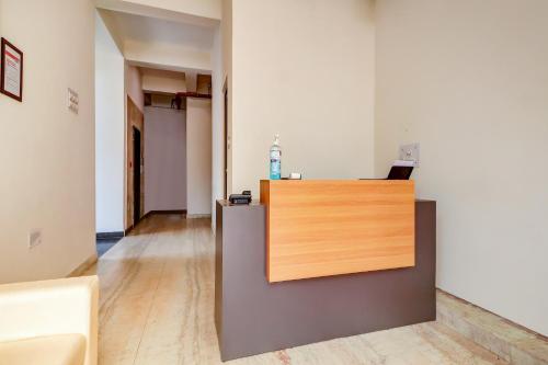 an office with a reception desk in a room at Super OYO Flagship 79480 Flagship Hhh Skyline in Rānchī