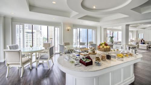 Gallery image of Cape House Langsuan Hotel in Bangkok