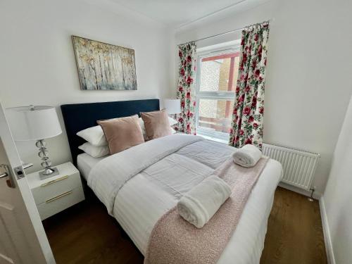 1 dormitorio con 1 cama con 2 toallas en Central Cambridge Fig Tree house en Cambridge