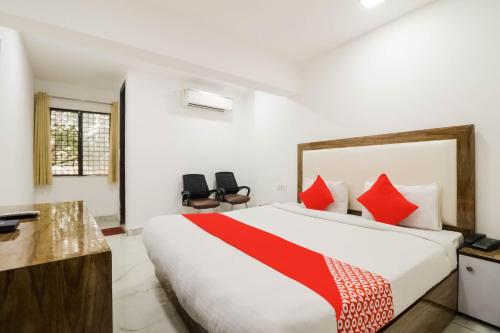 sypialnia z łóżkiem i biurkiem w obiekcie Flagship Gour Plaza w Nowym Delhi