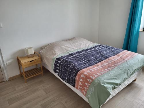 a bedroom with a bed and a nightstand next to a bed sidx sidx sidx at appartement 40 m² proche rempart in Langres