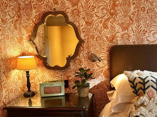 Ένα ή περισσότερα κρεβάτια σε δωμάτιο στο The Red Lion Inn