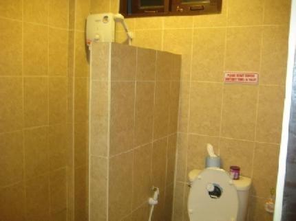 ein Bad mit einem WC in einer gefliesten Wand in der Unterkunft Lamai Perfect Resort in Lamai