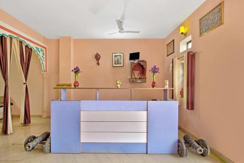 uma sala de estar com uma cómoda azul e branca em OYO Hotel Kukas Guest House em Jaipur