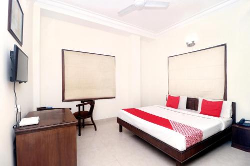 A bed or beds in a room at OYO Hotel Temple View