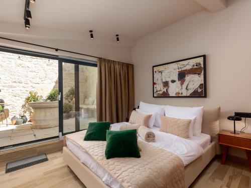 ein Schlafzimmer mit einem großen weißen Bett mit grünen Kissen in der Unterkunft Sun city lifestyle in Poreč