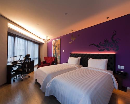 A bed or beds in a room at FX Hotel Taipei Nanjing East Road Branch