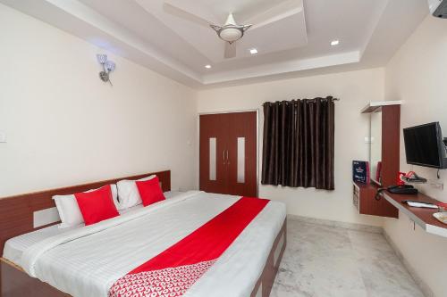 um quarto com uma cama grande e uma televisão em Hotel Le Mint OMR em Chennai