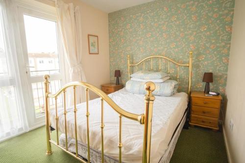 - une chambre avec un lit et une fenêtre dans l'établissement Great 3 Bedroom Chalet To Hire With In Hemsby, Great Seaside Break! Ref 18194b, à Hemsby