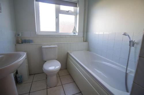 La salle de bains est pourvue de toilettes, d'une baignoire et d'un lavabo. dans l'établissement Great 3 Bedroom Chalet To Hire With In Hemsby, Great Seaside Break! Ref 18194b, à Hemsby