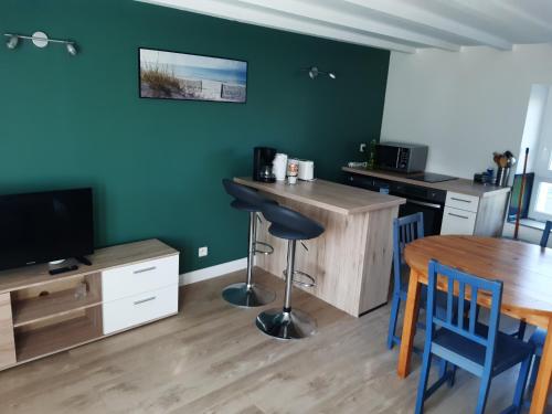 Kuchyň nebo kuchyňský kout v ubytování Charmant petit T2 à proximité de Quimper