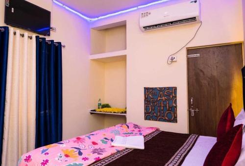 - une chambre avec un lit et un livre dans l'établissement POP Hotel Blue Star, à Bhilai