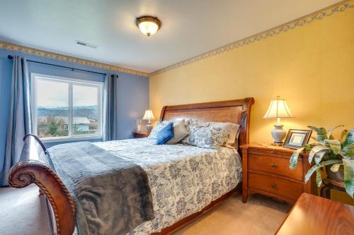 Schlafzimmer mit einem Bett und einem Fenster in der Unterkunft East Wenatchee Home with Yard and Hot Tub! in East Wenatchee