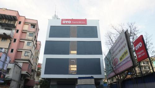 een hoog gebouw met een bord erop bij Flagship Sbk Icon Near Fun Time Multiplex in Māngvādi