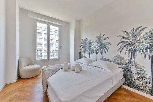 biała sypialnia z łóżkiem z palmami na ścianie w obiekcie Happyfew Palazzo del sol w Nicei