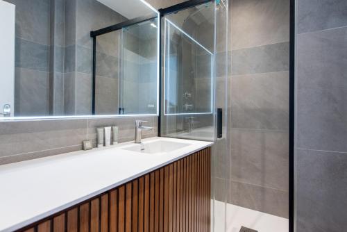 une salle de bain avec un lavabo et une douche dans l'établissement Happyfew Palazzo del sol, à Nice