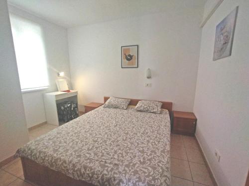 a bedroom with a bed and a window at Apartment Suzie Q - Intermezzo with sea view in Rabac