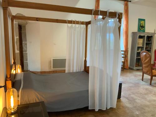 Postel nebo postele na pokoji v ubytování Château de Mézerville