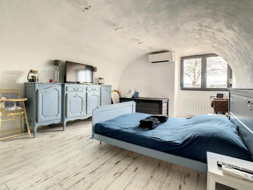 Cet appartement comprend une chambre avec un lit et une cuisine. dans l'établissement Bâtisse de charme et vue exceptionnelle entre Causses et Gorges du Tarn, à Saint-Rome-de-Dolan