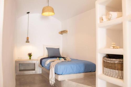 una camera bianca con un letto di Traditional Arch House Paros a Márpissa