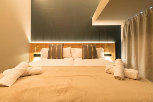un grande letto con lenzuola e cuscini bianchi di Old Town Apartments by Staynnapartments a Bilbao