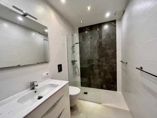 モライラにあるMoraira Holiday Apartmentのバスルーム(トイレ、洗面台、シャワー付)