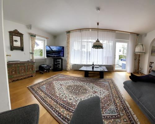 ein Wohnzimmer mit einem Sofa und einem Teppich in der Unterkunft Haus Spatzl in Garmisch-Partenkirchen