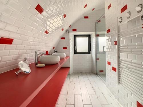 - une salle de bains blanche avec 2 lavabos et 2 toilettes dans l'établissement Bâtisse de charme et vue exceptionnelle entre Causses et Gorges du Tarn, à Saint-Rome-de-Dolan