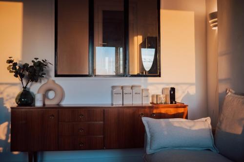 - une chambre avec une commode en bois et un miroir dans l'établissement La Tomette, à Marseille